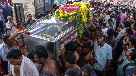 Begräbniszeremonie für ein Krokodil in Indien