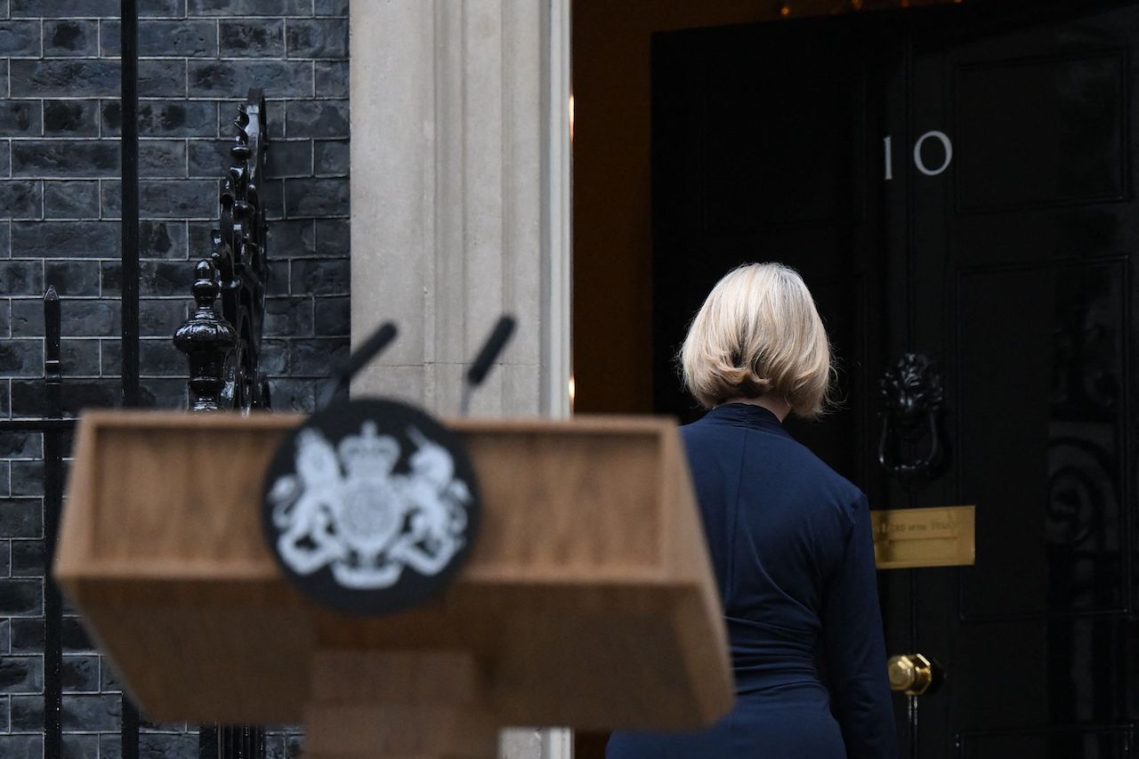 Britain's Prime Minister Liz Truss get inside 10 Downing Street, in central London, on October 20, 2022 following a statement to announce her resignation.