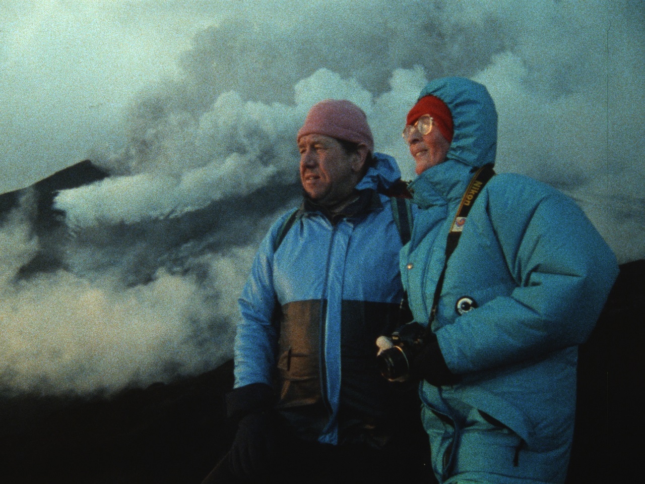 Maurice dan Katja Kraft di musim dingin berayun di gunung berapi.  Adegan dari film dokumenter "api cinta".