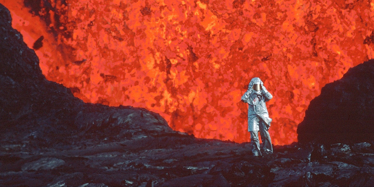 Katia Krafft im Schutzanzug nahe Lava am Vulkan Kraftla auf Island. Szene aus der Doku "Fire of Love":
