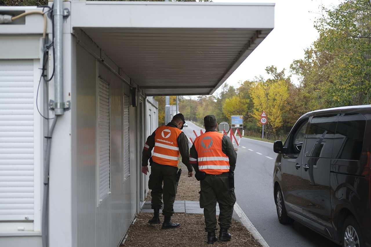 Zwei Soldaten kontrollieren einen Kleinbus am Grenzübergang bei St. Margarethen