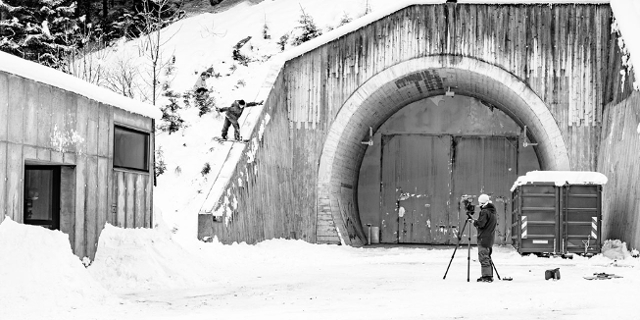 "Klaus" slidet auf Tunnelwand mit Snowboard