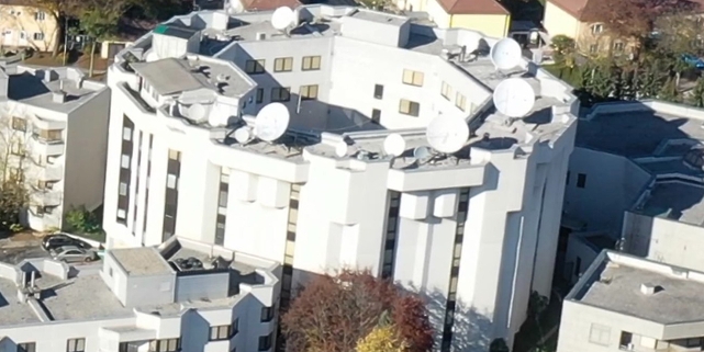 Drohnenaufnahme auf das Gebäudes mit Sat-Spiegeln