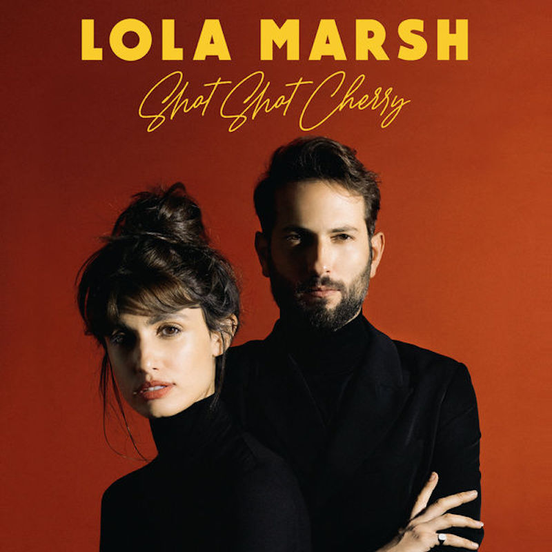 Lola Marsh "Shot shot Cherry" Album Cover, die Band vor rotem Hintergrund