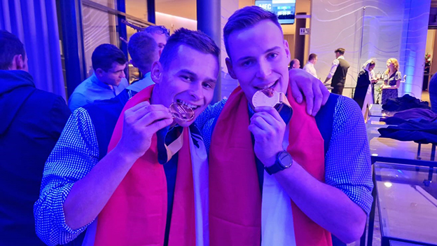 Fliesenleger-Weltmeister Alexander Gfellner und Maler-Weltmeister Christoph Pessl mit ihren Goldmedaillen beim Feiern