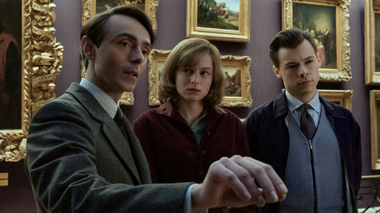Emma Corrin, Harry Styles und David Dawson in einem Museum im Film "My Policeman".