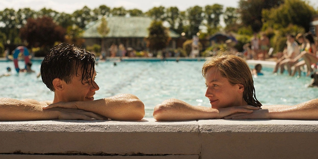 Harry Styles und Emma Corrin in einem Swimmingpool in "My Policeman".