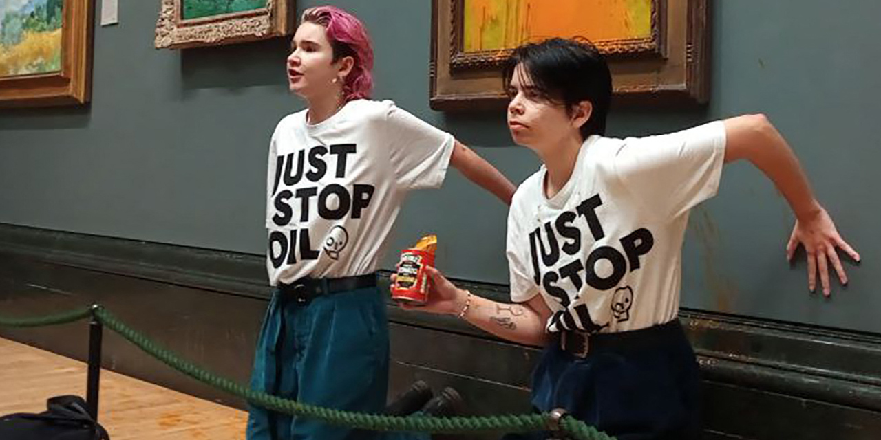 Zwei Aktivistinnen haben Suppe auf ein Gemälde geschüttet und sich an der Wand festgeklebt