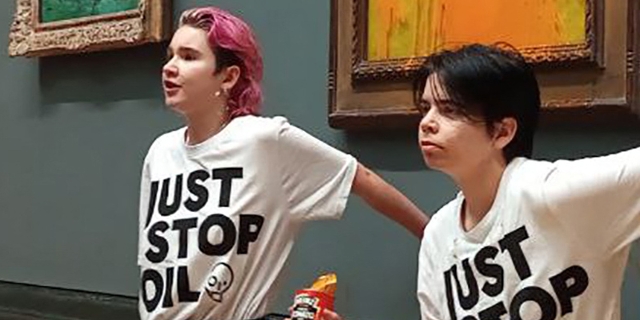Zwei Aktivistinnen haben Suppe auf ein Gemälde geschüttet und sich an der Wand festgeklebt
