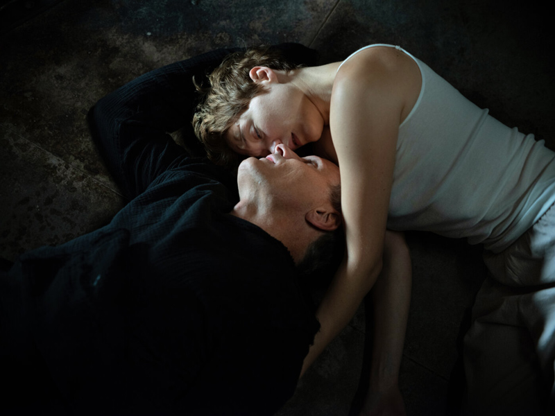 Ein Mann und eine Frau liegen in einem Bett und umarmen sich