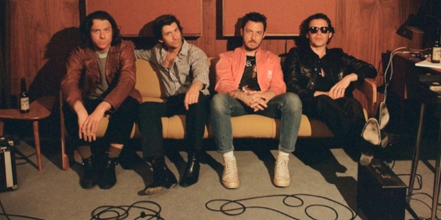 Arctic Monkeys sitzen auf einem Sofa