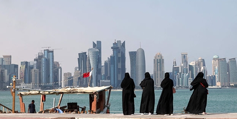 Frauen blicken auf die Skyline von Doha