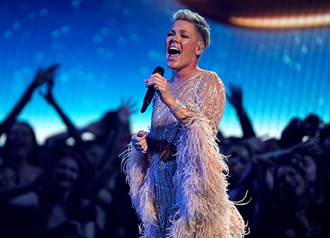 Pink performt bei den American Music Awards "Hopelessly Devoted To You" in Gedenken an die verstorbene Olivia Newton-John