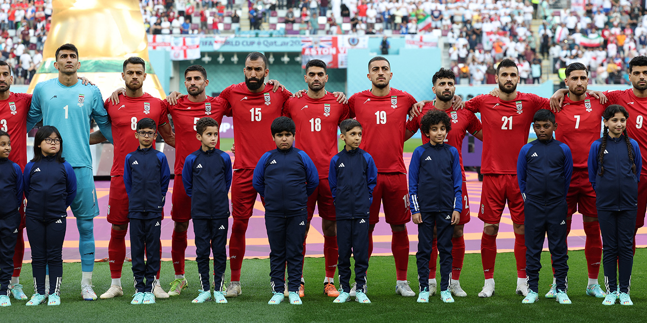 England gegen Iran bei der WM in Katar: Die iranische Mannschaft hört zu, während die iranische Hymne gespielt wird.