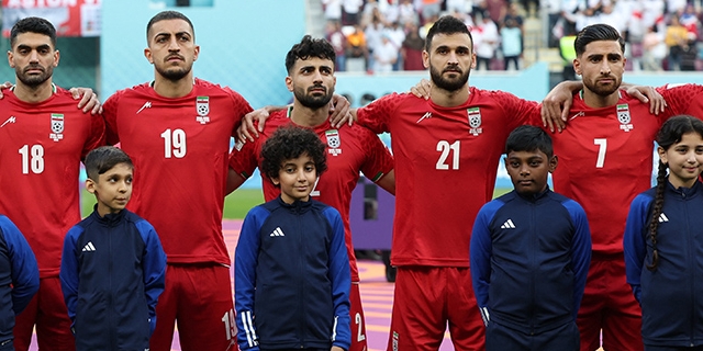 England gegen Iran bei der WM in Katar: Die iranische Mannschaft hört zu, während die iranische Hymne gespielt wird.
