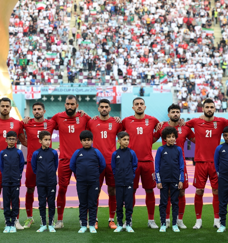 Vor dem Spiel England gegen Iran bei der WM in Katar: Die iranische Mannschaft hört zu, während die iranische Hymne gespielt wird.