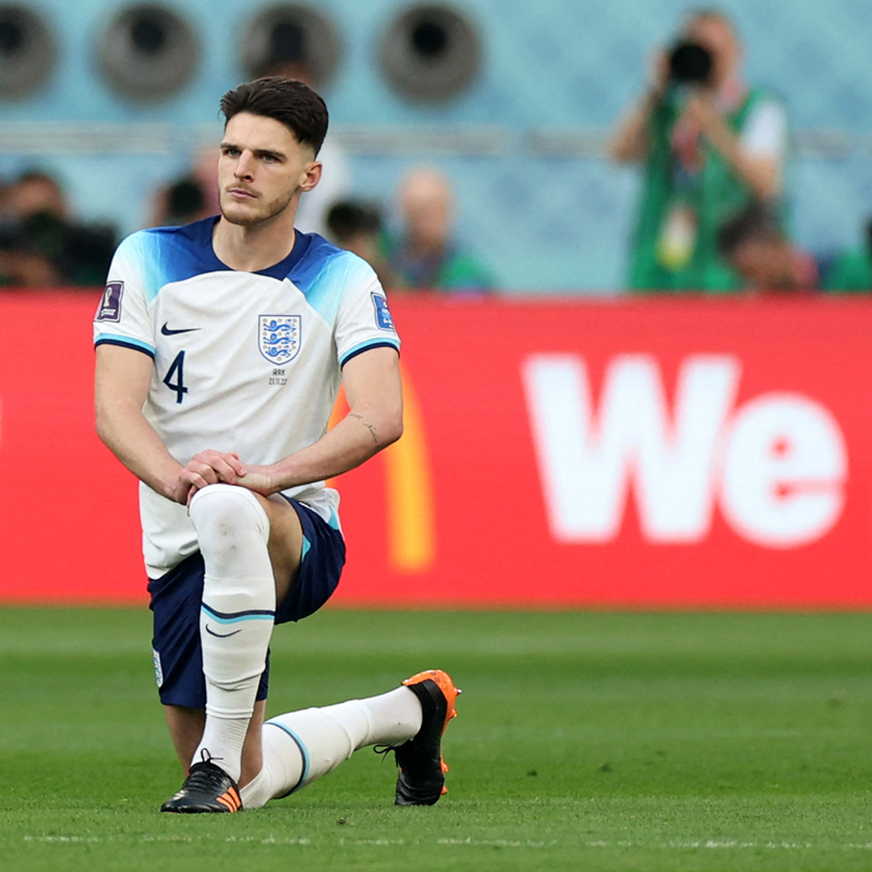 Der englische Spieler Declan Rice kniet nieder, kurz vor dem Kickoff zum Spiel gegen den Iran bei der WM in Katar.