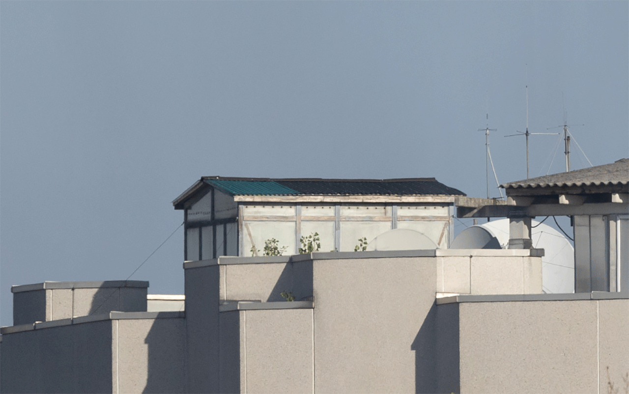Gebäude mit vielen Satellitenschüsseln am Dach
