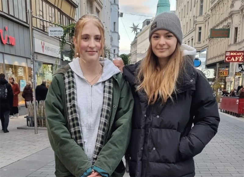 zwei junge Frauen (Josefine und Flora) stehen auf einer Einkaufsstraße
