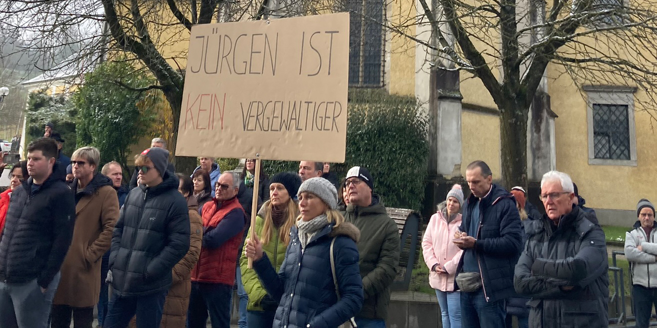 Demonstration: Auf einer Tafel steht: "Jürgen ist kein Vergewaltiger"