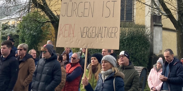 Demonstration: Auf einer Tafel steht: "Jürgen ist kein Vergewaltiger"