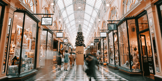 Shoppinmall mit Weihnachtsbeleuchtung