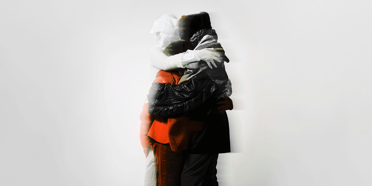 Zwei Personen umarmen sich, Bild ist verschwommen