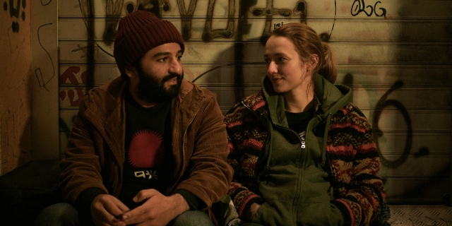 Ein Mann und eine Frau sitzen nebeneinander, Szene aus "Ninjababy".