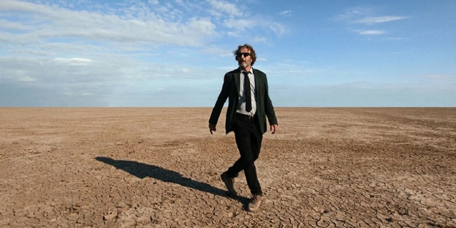 Daniel Giménez Cacho dreht sich in der Wüste in seiner Hauptrolle in "Bardo - die erfundene Chronik einer Handvoll Wahrheiten"