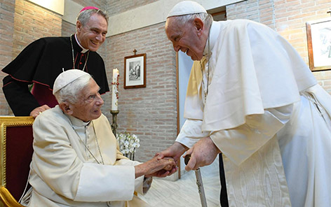 Papst Franziskus und Papst Benedikt