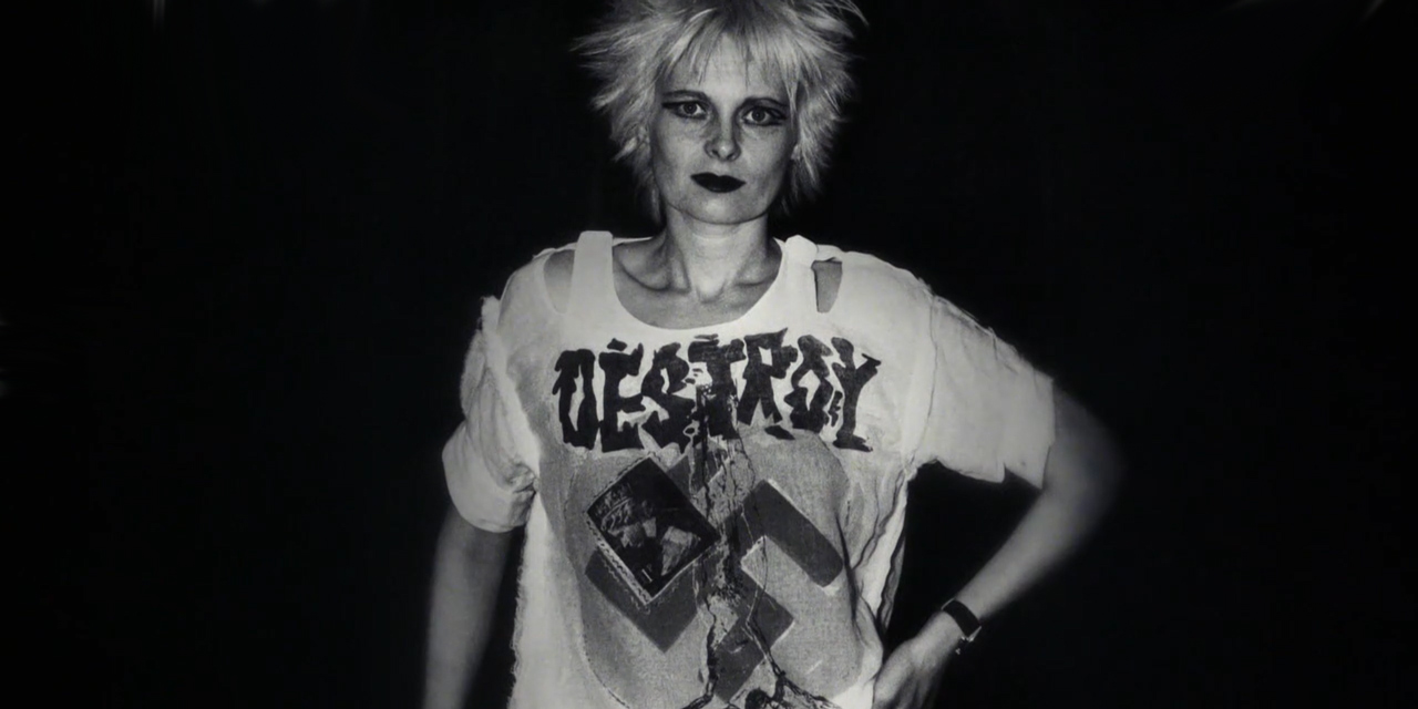 Vivienne Westwood mit einem T-Shirt mit einem Aufdruck: "Destroy", ein Bild der Queen, ein Hakenkreuz