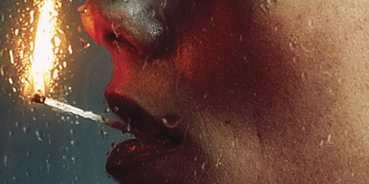Buchcover: Eine Frau mit einem brennenden Zündholz im Mund, hinter einer Glasscheibe, über die Regenwasser herunter rinnt