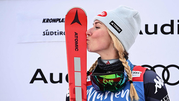 Mikaela Shiffrin küsst ihre Ski