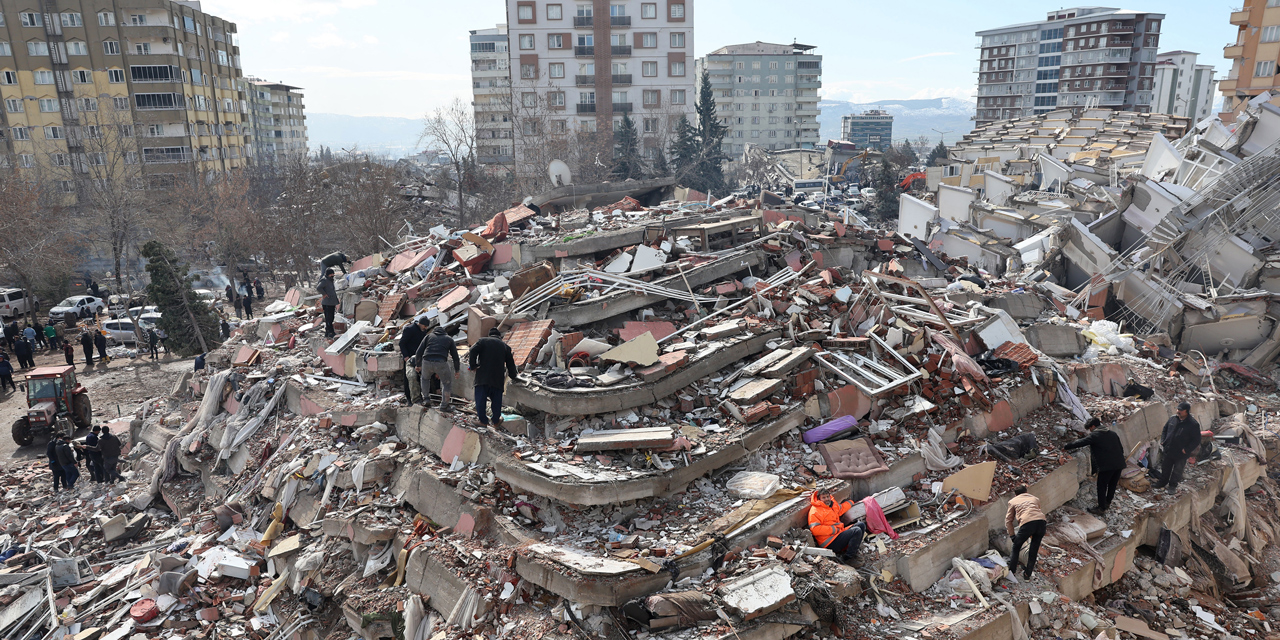 Eingestürzte Gebäude in Kahramanmaras, nach den Erdbeben in der Türkei und in Syrien. Menschen versuchen, andere unter den Trümmern zu finden.
