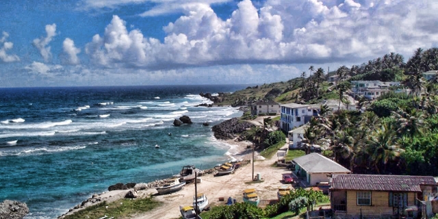 Strand, Wellen, Häuser in Barbados