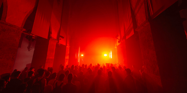 Konzerthalle in rotem Scheinwerferlicht