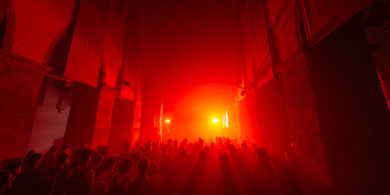 Konzerthalle in rotem Scheinwerferlicht