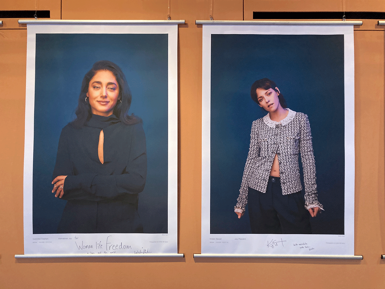 Fotos von Kristen Stewart und Golshifteh Farahani hängen an der Wand