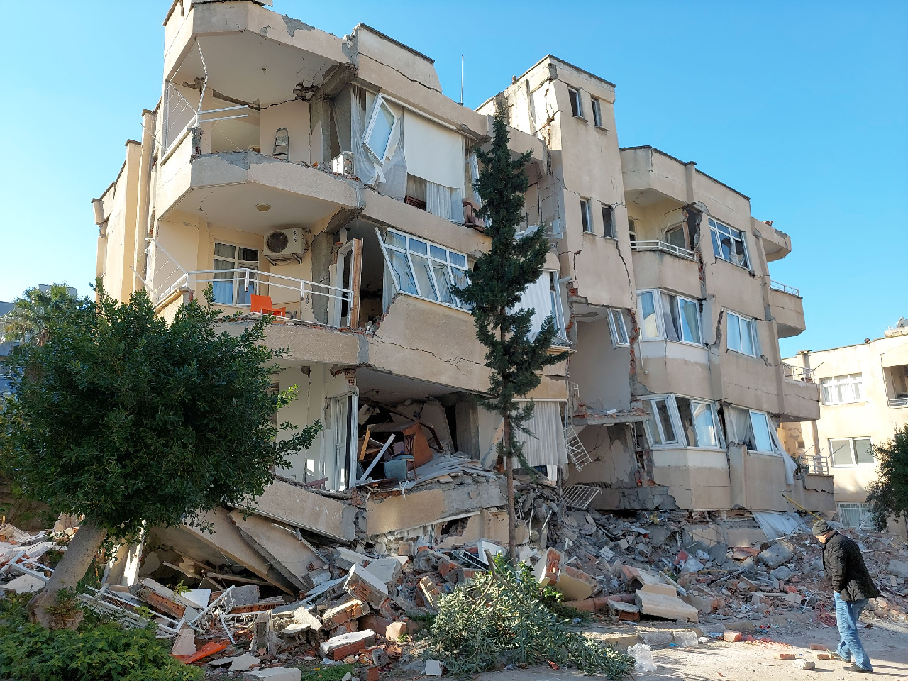 Ein Haus im Erdbebengebiet, halb eingestürzt