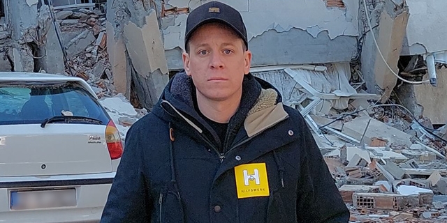 Heinz Wegerer steht vor einem halb eingestürzten Haus
