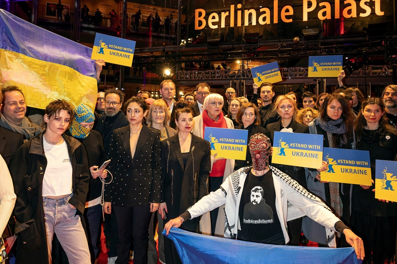 Kristen Stewart und Kolleg*innen erklären ihre Solidarität mit der Ukraine am roten Teppich der Berlinale.