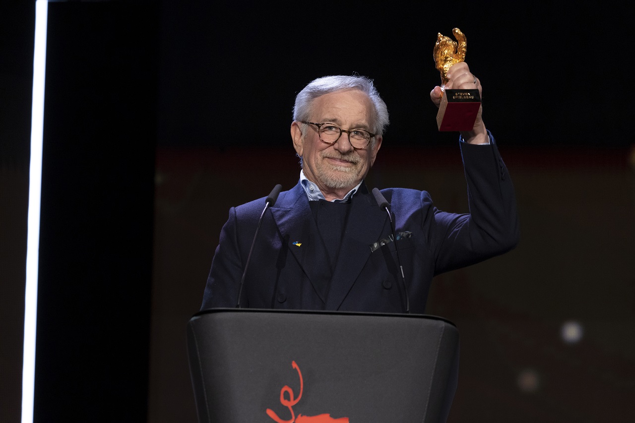 Steven Spielberg hält seinen Berlinale-Ehrenbär hoch.