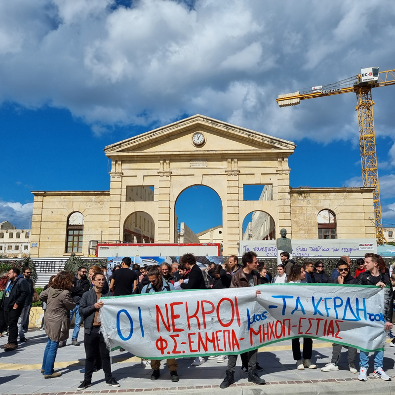 Junge Menschen bei einer Demonstration auf Kreta