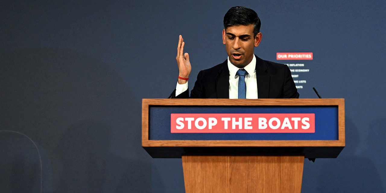 Der britische Premier Rishi Sunak vor seinem Rednerpult mit der Aufschrift "Stop the boats"