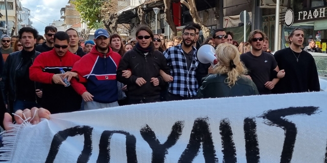 Junge Menschen bei einer Demonstration auf Kreta