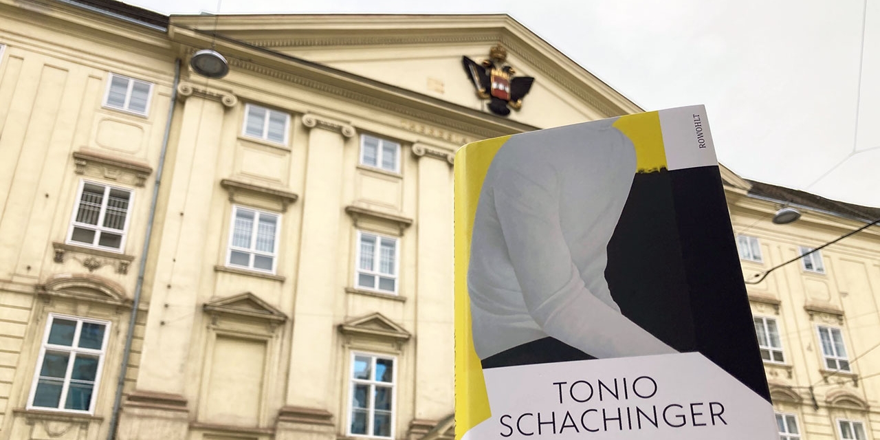 Das Buch "Echtzeitalter" vor dem Theresianum in Wien fotografiert