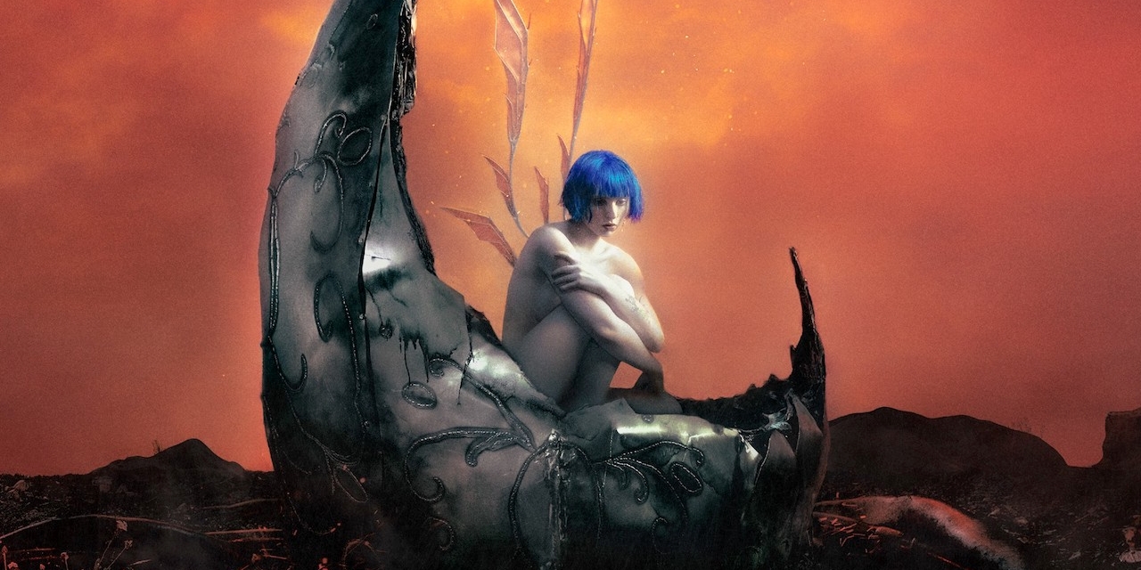 Ashnikko "Weedkiller" Albumcover - Ashnikko sitzt mit kurzem blauem Bob Haarschnitt und Engelsflügeln in einer Art verotteten Halbmond/Boot