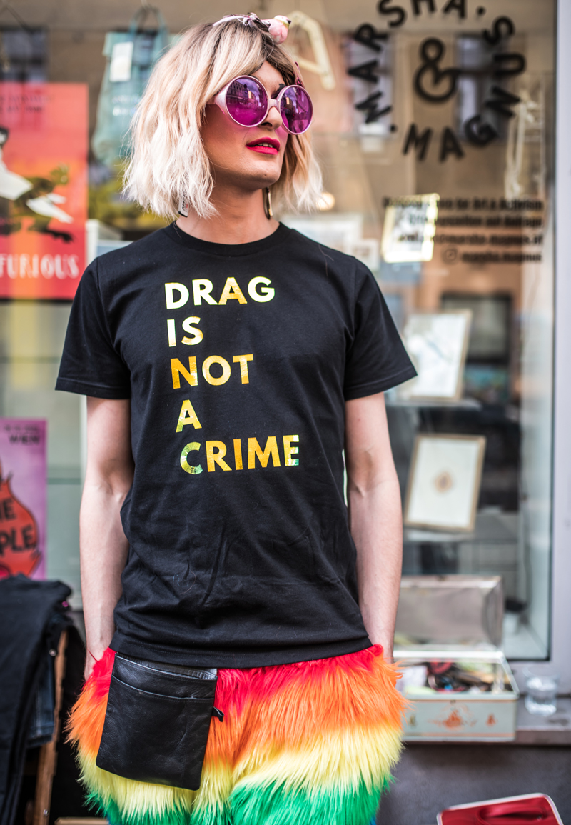T-Shirt mit dem Aufdruck "Drag is not a crime"