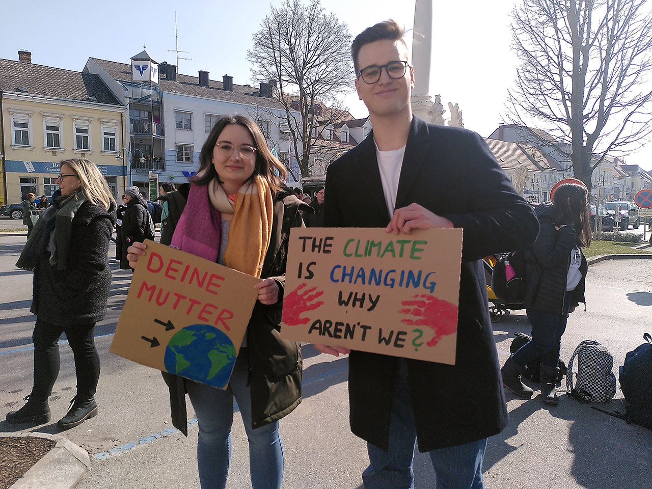 Klimaaktivist*innen von Fridays for Future bei einer Kundgebung am Hauptplatz von Mistelbach. Bunte Demoschilder