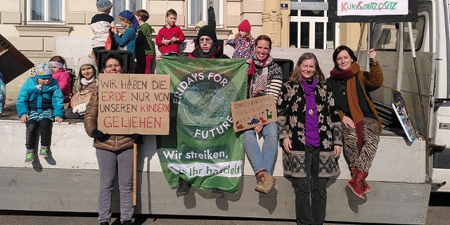 Klimaaktivist*innen von Fridays for Future bei einer Kundgebung am Hauptplatz von Mistelbach. Bunte Demoschilder
